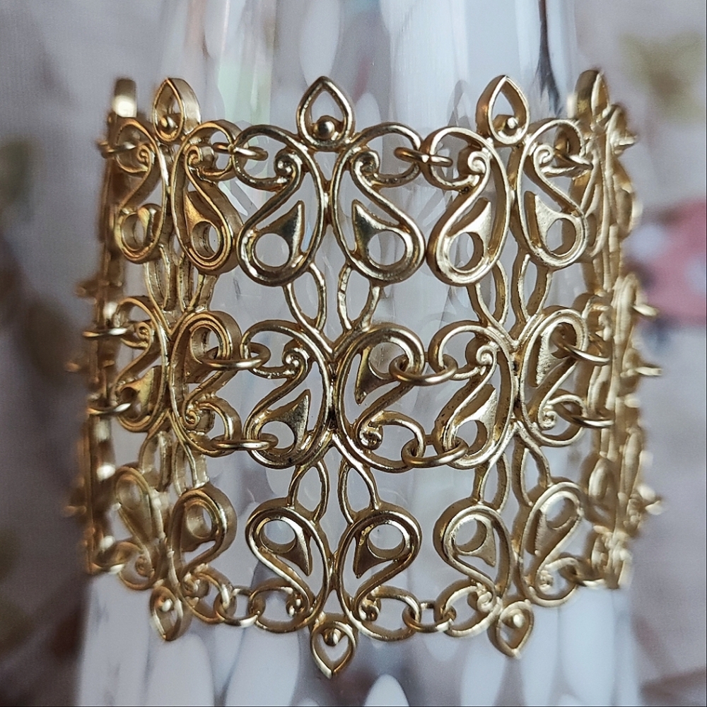 Marlyn Schiff Signed Brushed Matte Light Gold Tone Segmented Filigree Bracelet